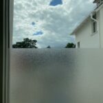 Sichtschutz-Folie am Fenster